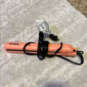 Amika hair straightener
